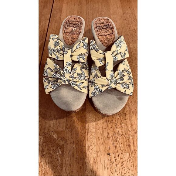 New York Transit Black Yellow FLoral COrk Wedges SHoes  Sandals Size 8.5 - Picture 1 of 12